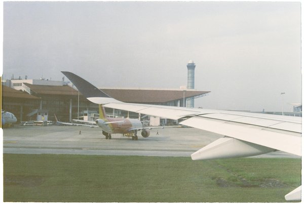 Quels hébergements en Provence offrent des ateliers de herboristerie et des visites de jardins aromatiques?